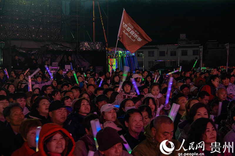 现场观众热情高涨。人民网 黄小桃摄