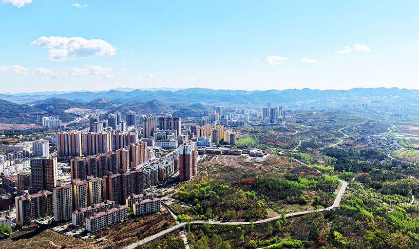 贵州省毕节市威宁彝族回族苗族自治县县城，高楼林立、错落有致，处处焕发出城镇建设的生机与活力。