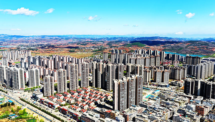 贵州省毕节市威宁彝族回族苗族自治县县城，高楼林立、错落有致，处处焕发出城镇建设的生机与活力。