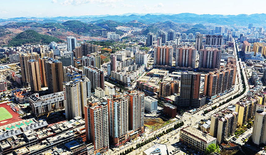 贵州省毕节市威宁彝族回族苗族自治县县城，高楼林立、错落有致，处处焕发出城镇建设的生机与活力。