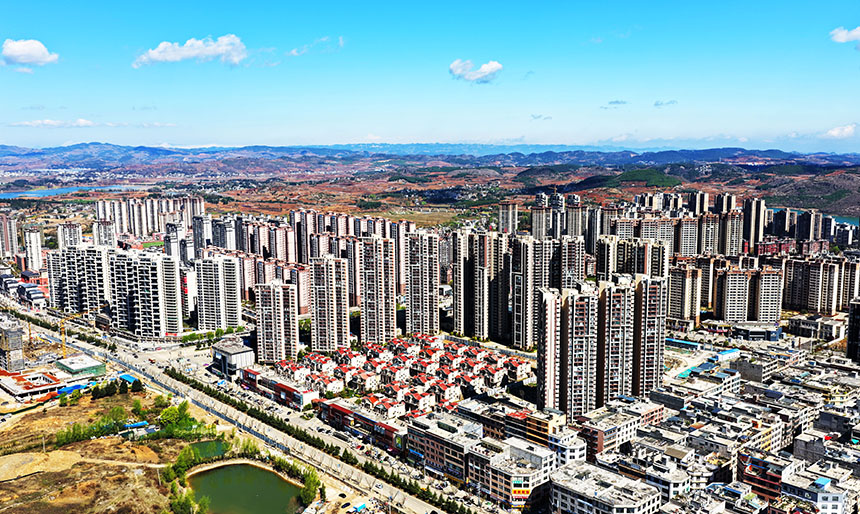 贵州省毕节市威宁彝族回族苗族自治县县城，高楼林立、错落有致，处处焕发出城镇建设的生机与活力。