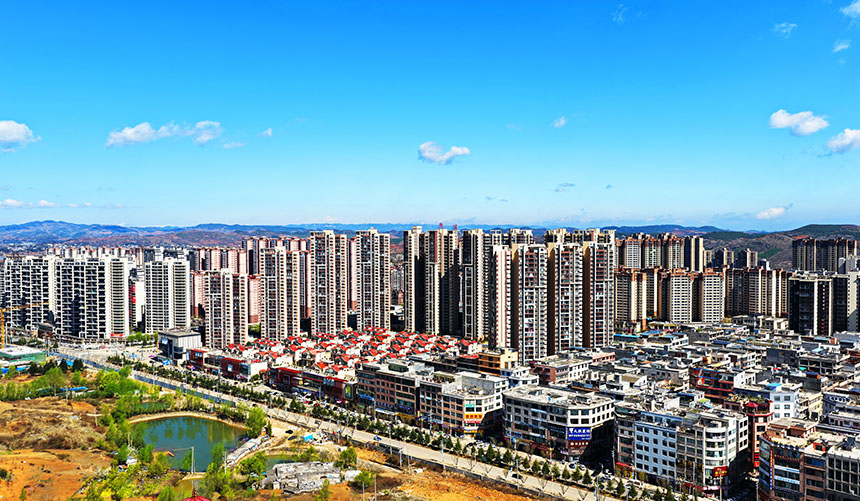 贵州省毕节市威宁彝族回族苗族自治县县城，高楼林立、错落有致，处处焕发出城镇建设的生机与活力。