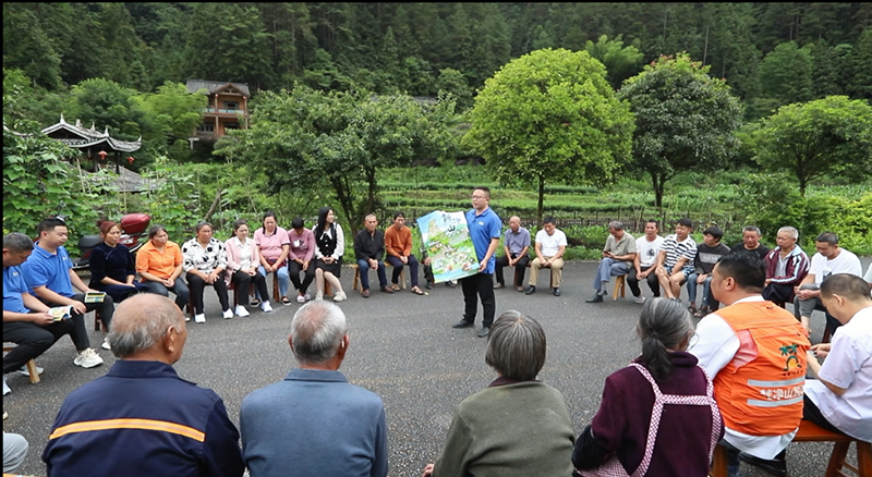 图为 贵州梵净山国家级自然保护区管理局工作人员普法宣传。梵管局供图