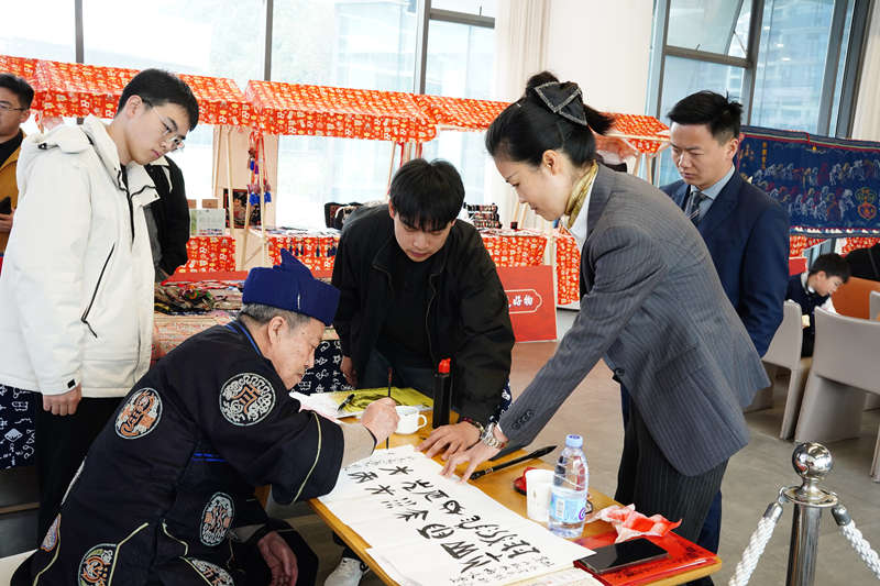 非遗传承人现场进行水书创作。