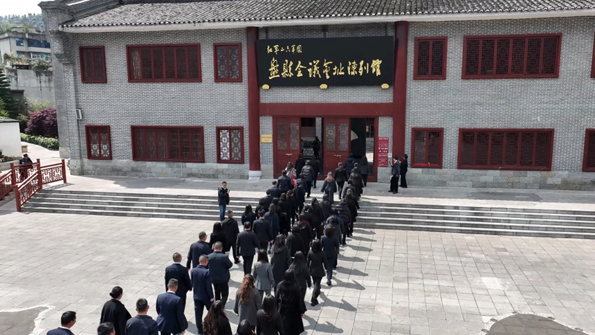 市民游客走进盘县会议会址参观。盘州市委宣传部供图