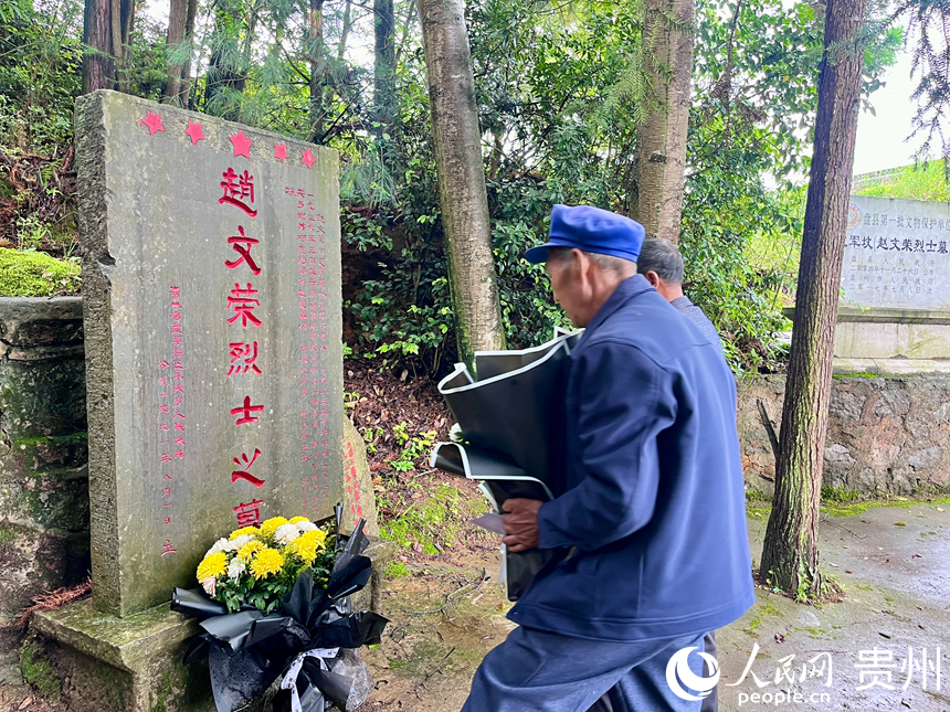 往年,邹广阳、邹广周在赵文荣烈士墓前洒扫、献花。人民网记者 陈洁泉摄