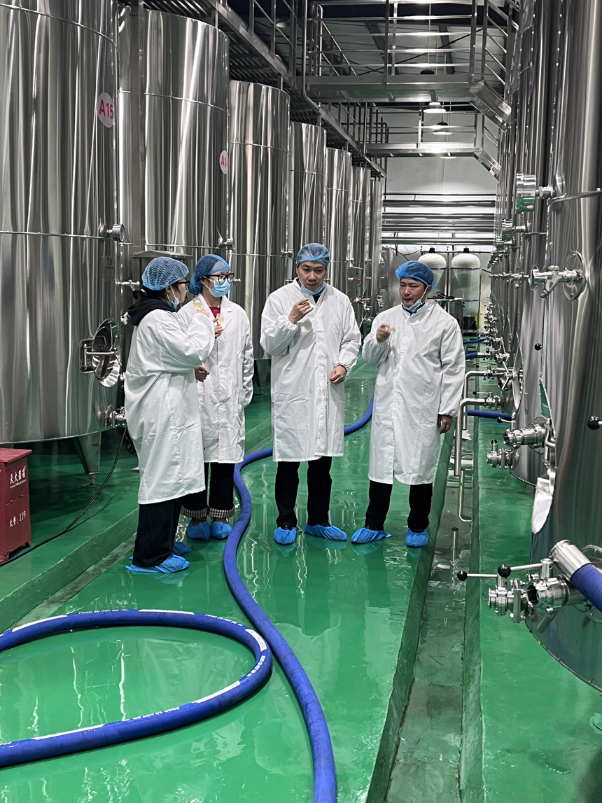 师生团队到企业调研。