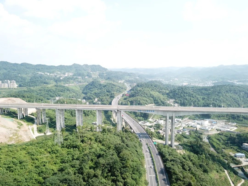 息烽县环团圆山大道横跨兰海高速.jpg