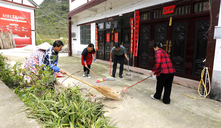 村民自发参与环境卫生整治。