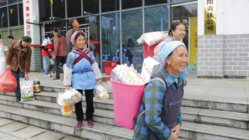 村民们用积分兑换生活物资。