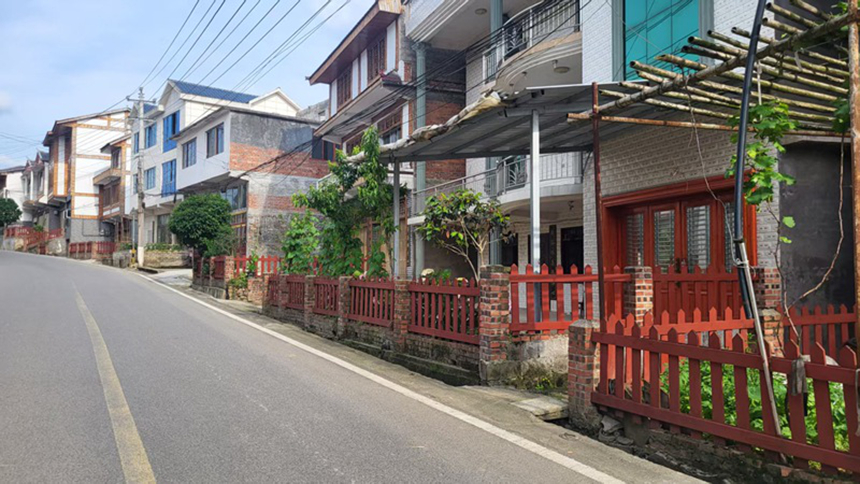 干净整洁的村道。王华秦摄