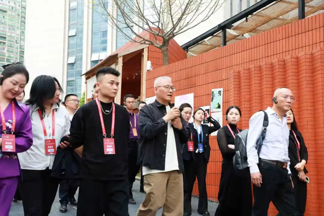 观摩团一行听取阿云朵仓的介绍。