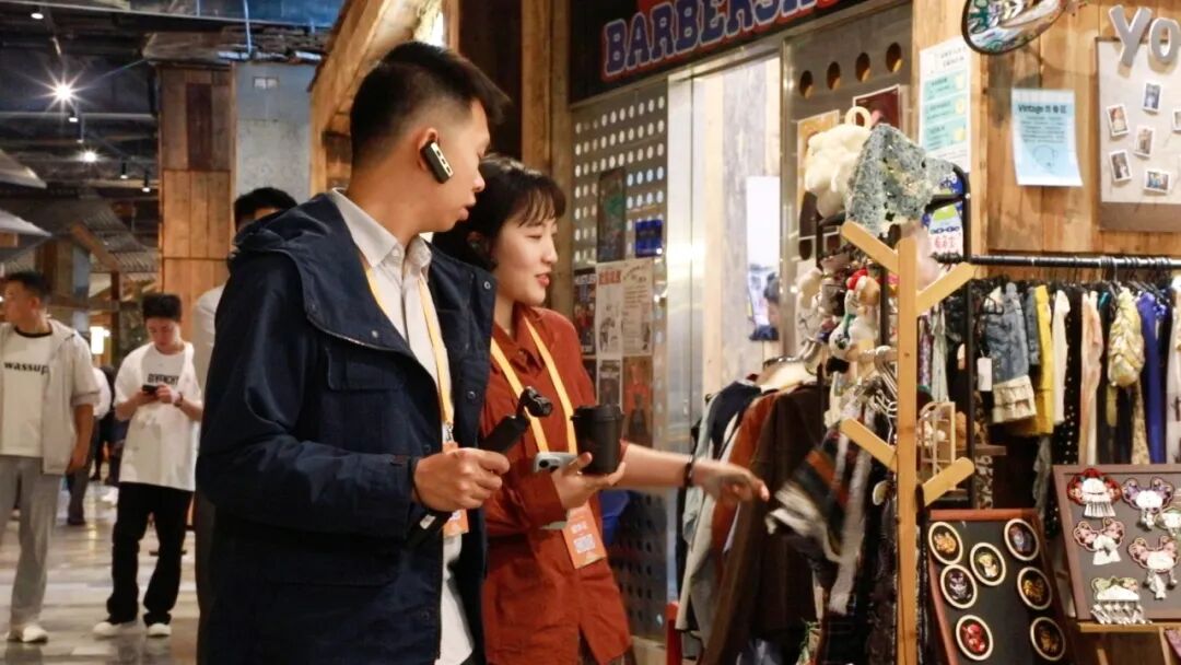观摩团嘉宾驻足欣赏阿云朵仓内的手工商品。