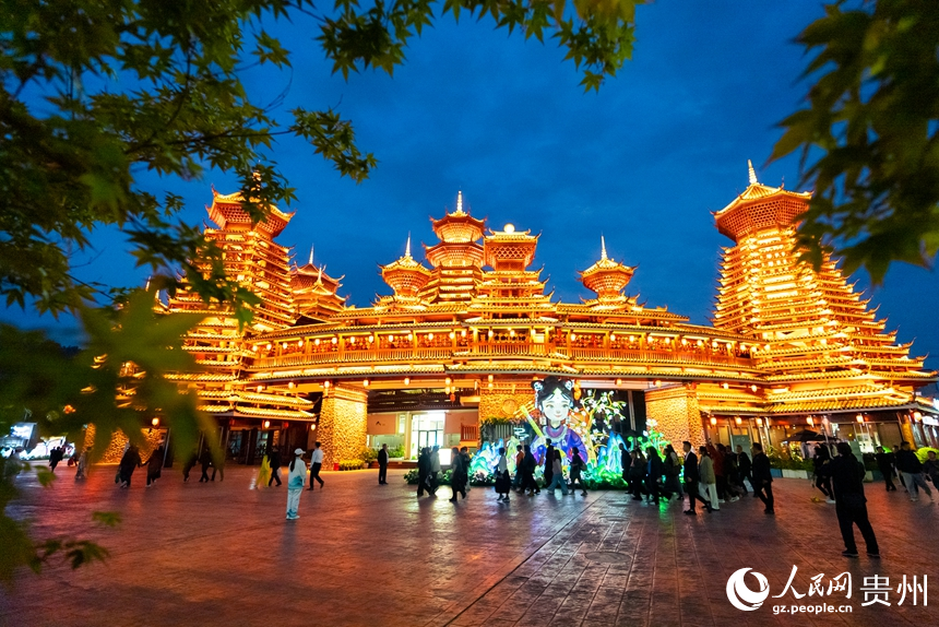 夜色下，灯火璀璨的多彩贵州城鼓楼广场。人民网记者 涂敏摄