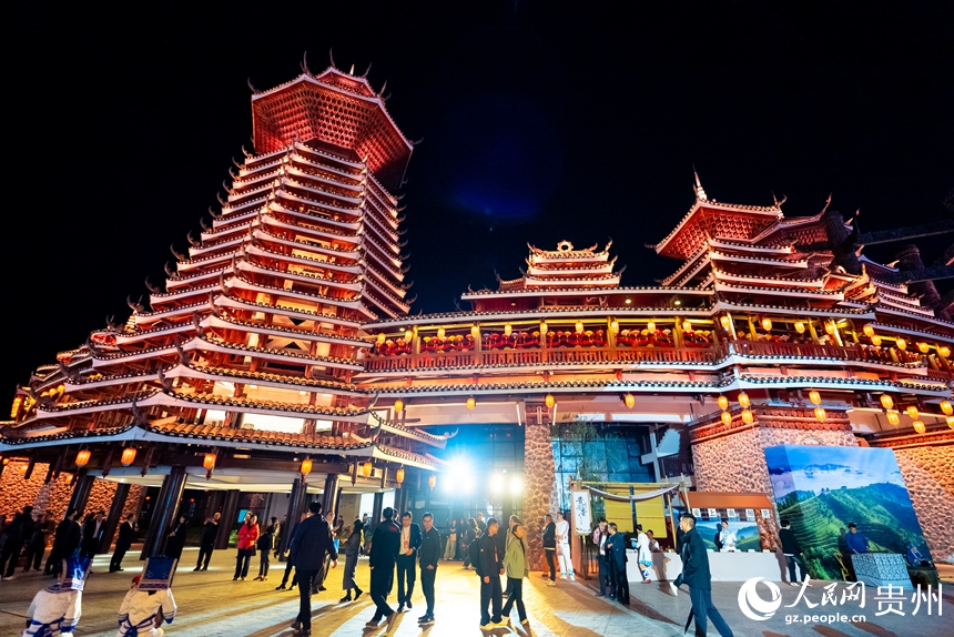 夜色下，灯火璀璨的多彩贵州城鼓楼广场。人民网记者 涂敏摄