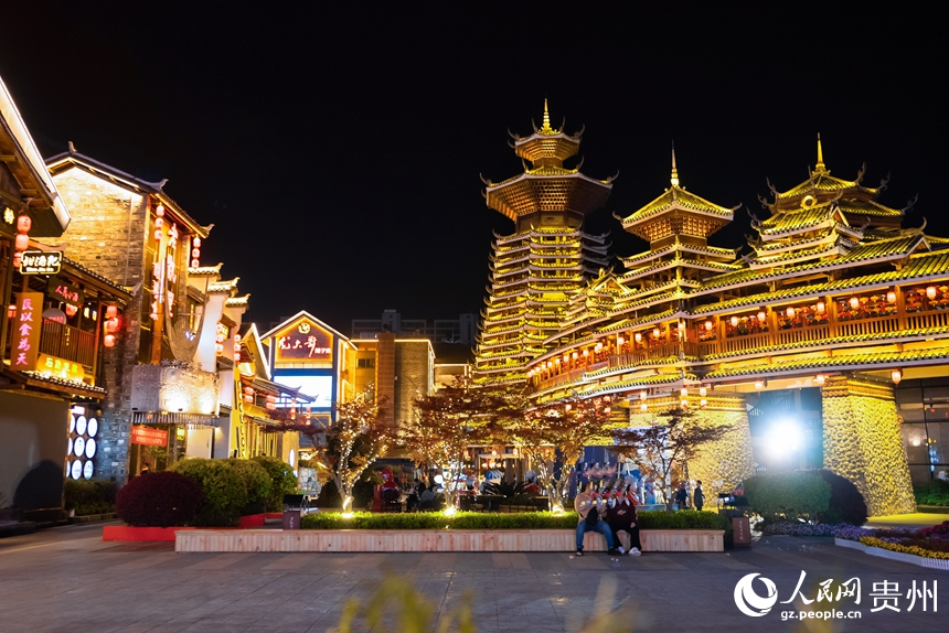 夜色下，灯火璀璨的多彩贵州城鼓楼广场。人民网记者 涂敏摄