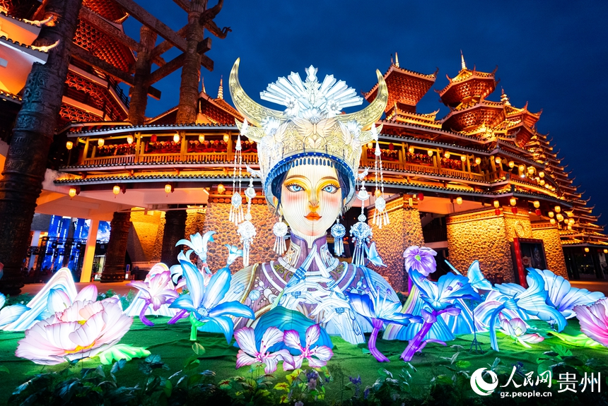 夜色下,灯火璀璨的多彩贵州城鼓楼广场。人民网记者 涂敏摄