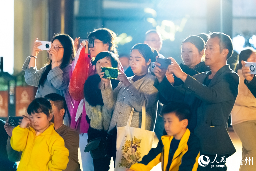 现场观众记录展演精彩瞬间。人民网记者 涂敏摄