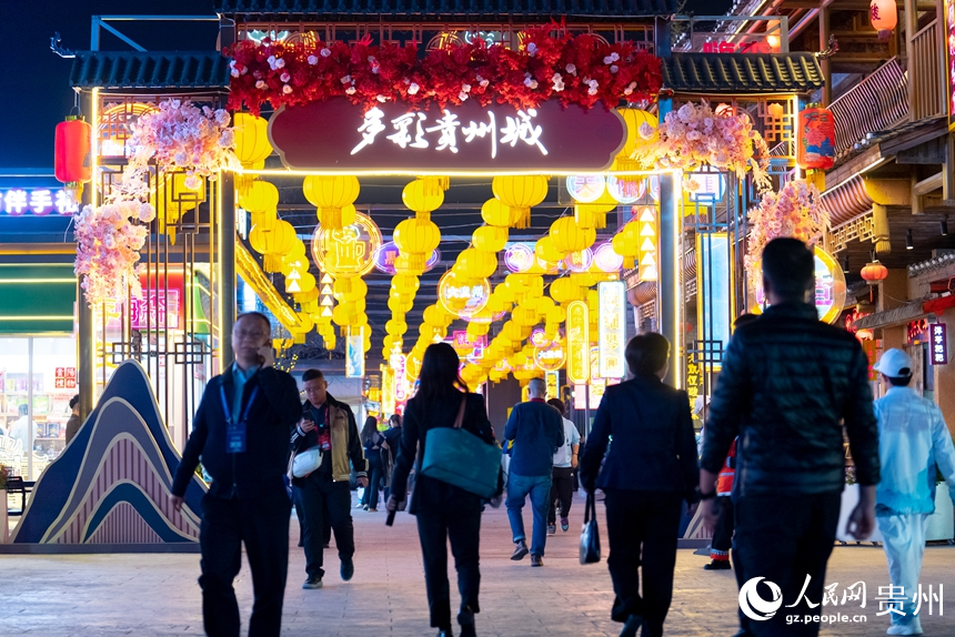 游客在多彩贵州城内游览。人民网记者 涂敏摄