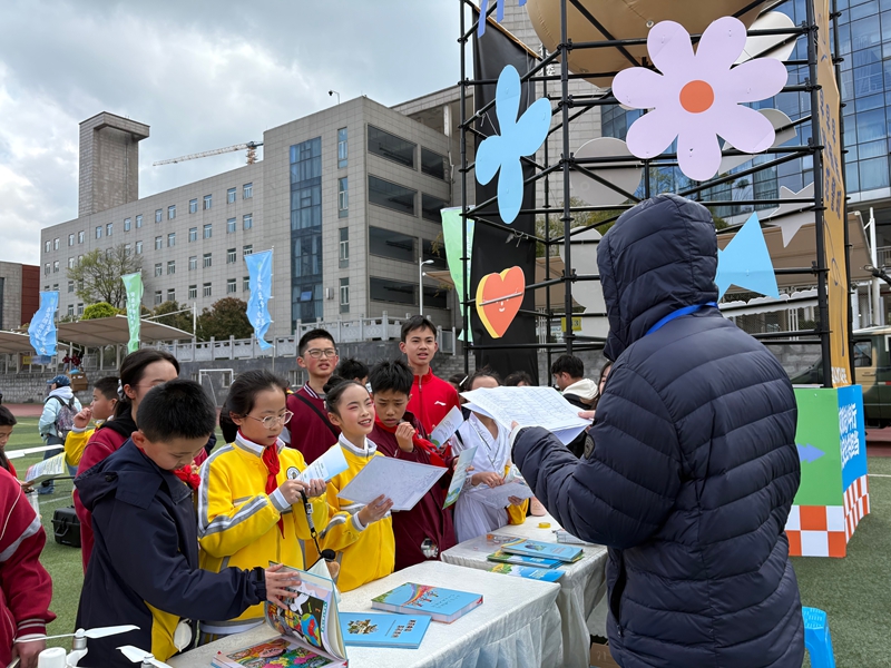 学生们正在进行版图知识互动问答。王璐琳摄.jpg