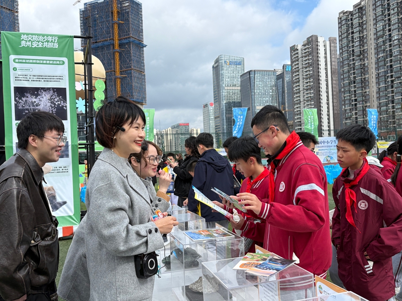 学生们正在进行自然资源知识互动问答。璐琳摄.jpg
