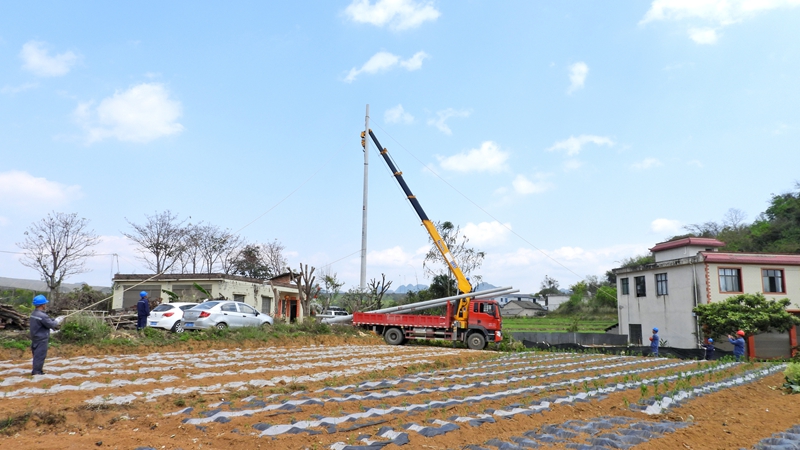 兴义市丰都街道配电网升级建设施工现场。卢关文 摄.JPG