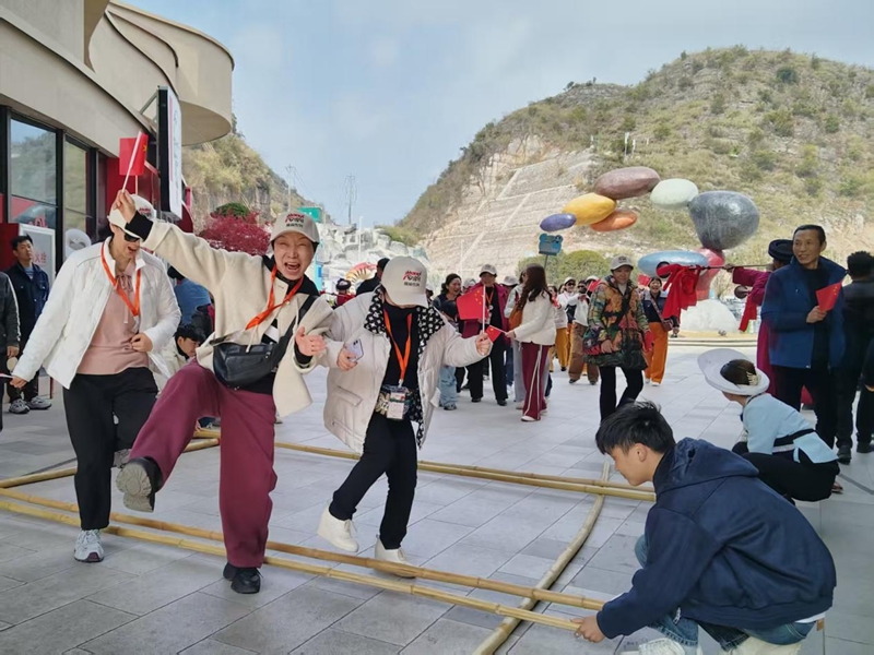 2、竹竿舞。.jpg