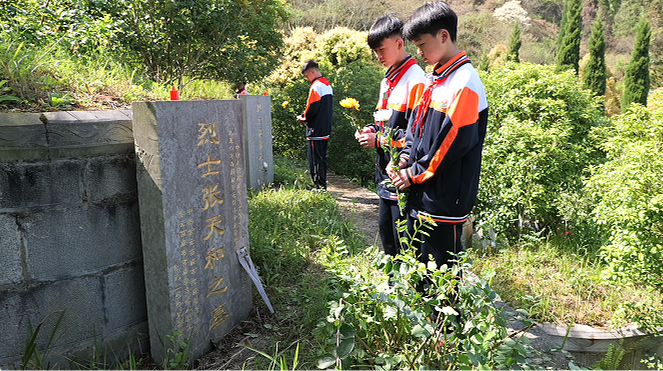 学生们缅怀革命先烈。