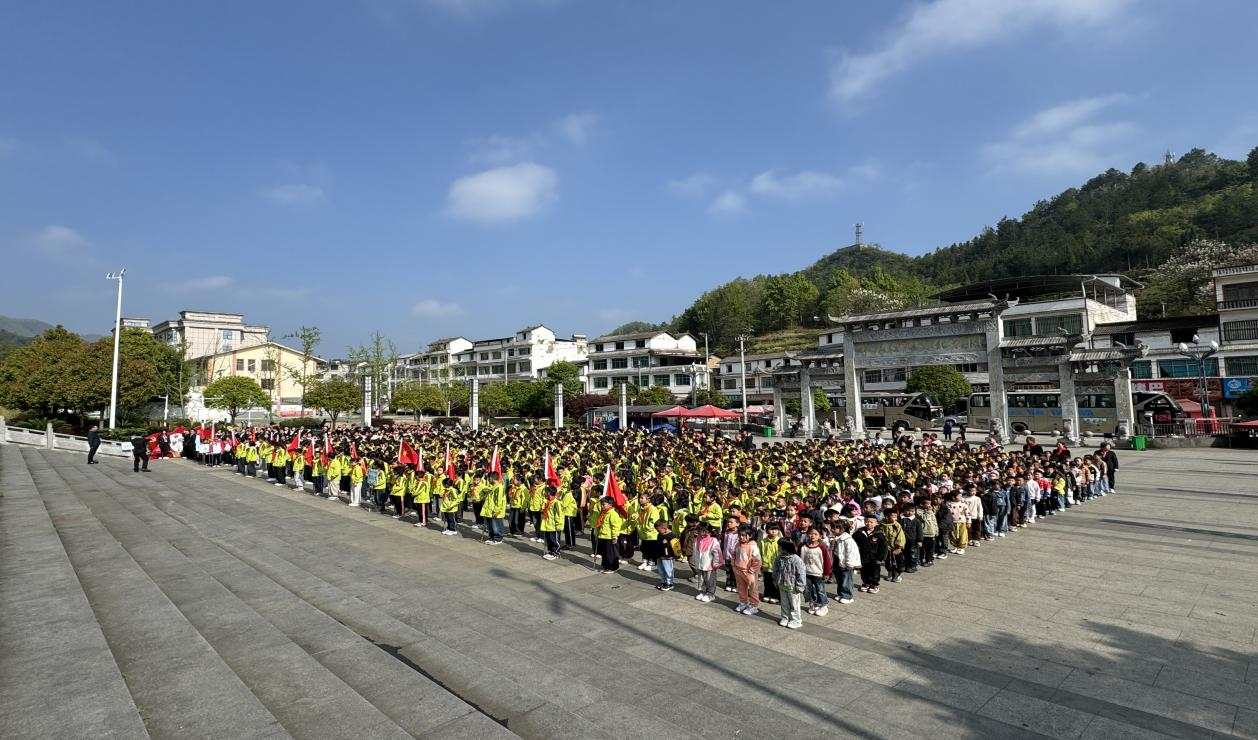 紫云自治县第三小学教育集团在紫云羊场红色文化公园缅怀先烈。