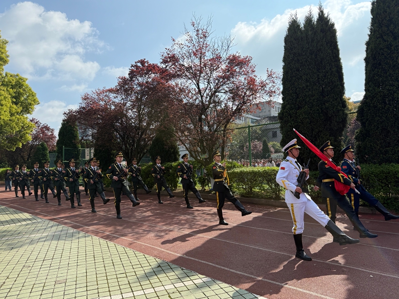 安顺职业技术学院国旗护卫队升国旗 。.jpg