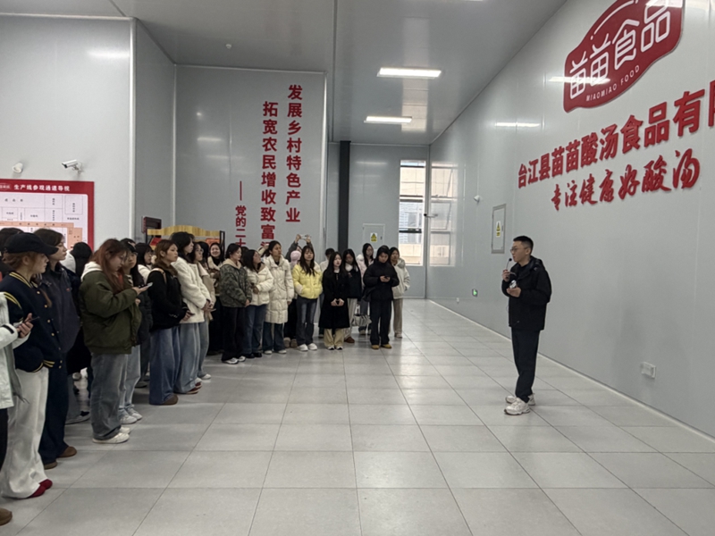 走进酸汤企业的生产车间。