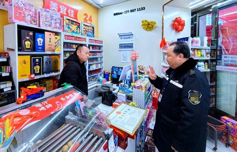 服务指导许可证延续。范贤杰摄.jpg