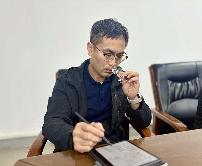 酱科所所长正认真了解企业需求,解决企业生产技术上的难题。