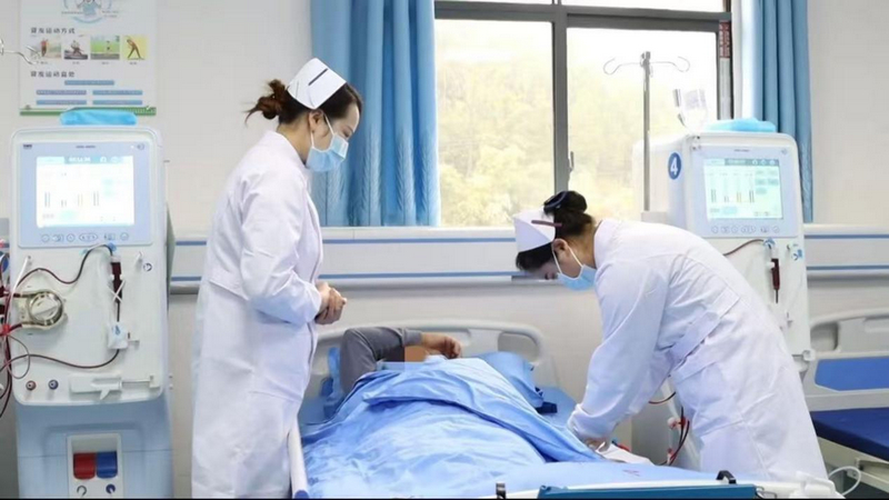 福泉市牛场中心卫生院血透室护士为患者服务。