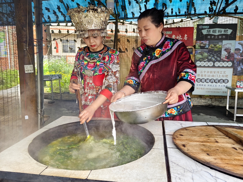 贵州松桃：清明时节 传统美食清明粑受欢迎。