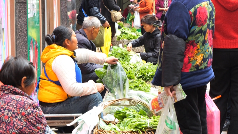 菜农在固定摊位摆摊.jpg
