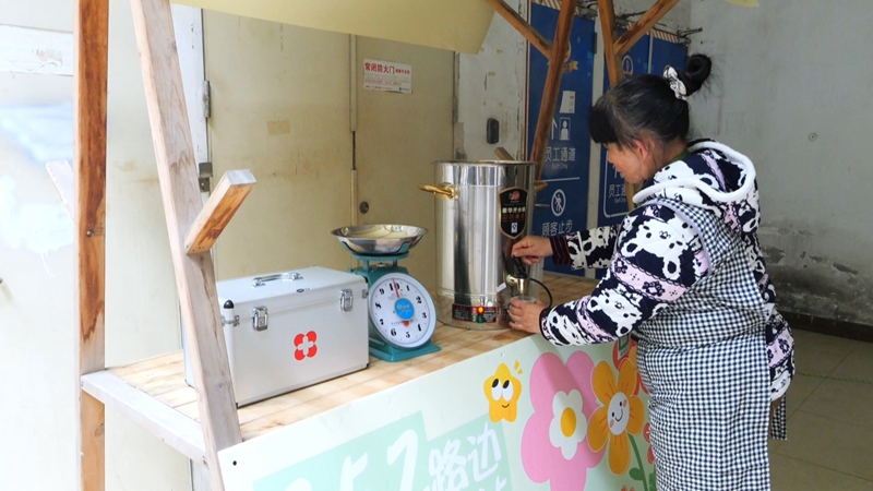 菜农正在爱心驿站接热水.jpg