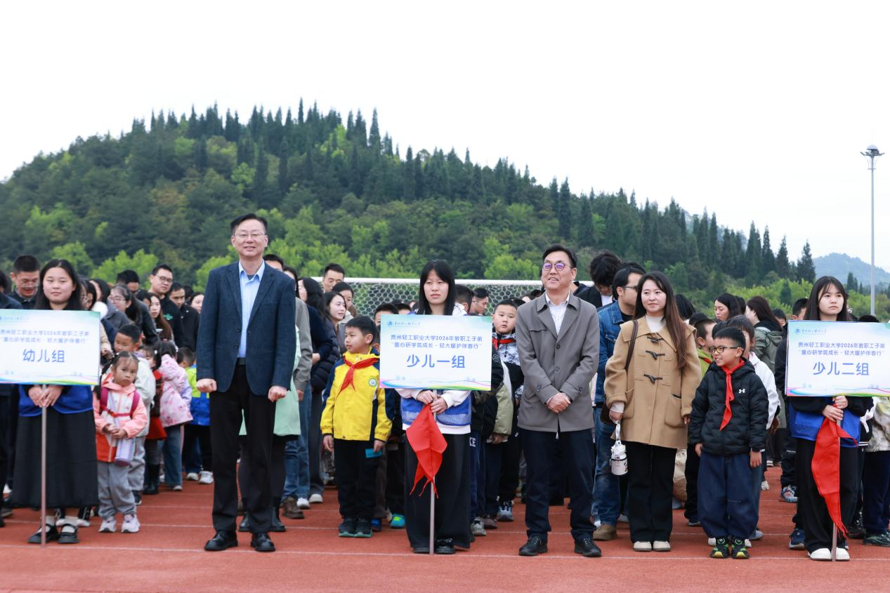 学校领导参加研学营开营升旗仪式。