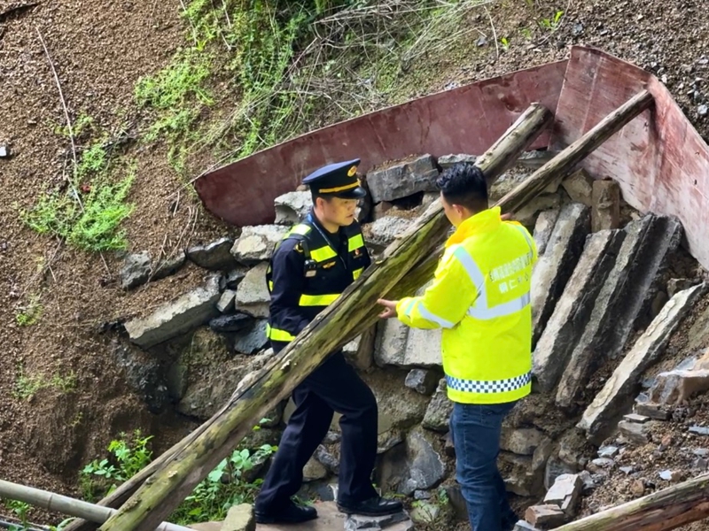 清理水井周圍堆積物。.jpg