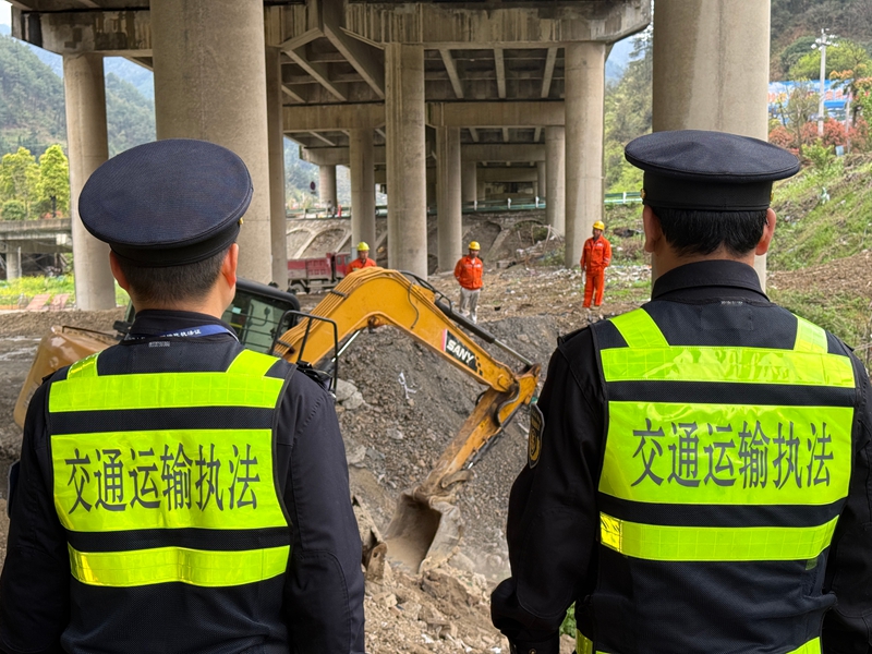 執法人員現場監督挖掘機作業填埋水井。.jpg