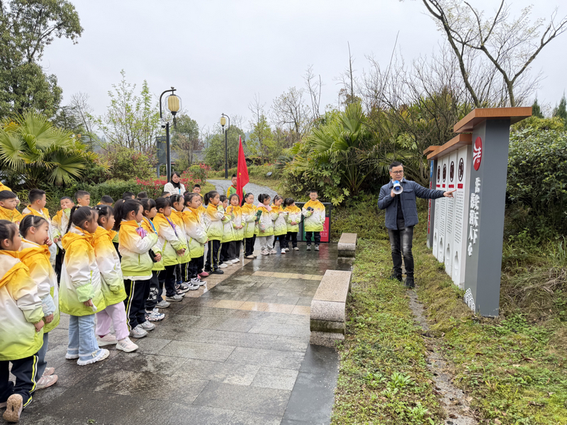 都匀市水务局组织学生在三江堰水生态保护宣教基地开展普法宣传。都匀市水务局供图