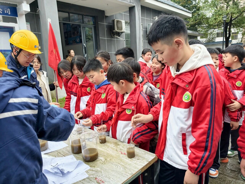 黎平县水务局组织学生走进县城第一污水处理厂,开展污水净化互动实验,近距离感受污水变清的科学逻辑。欧雪芳摄