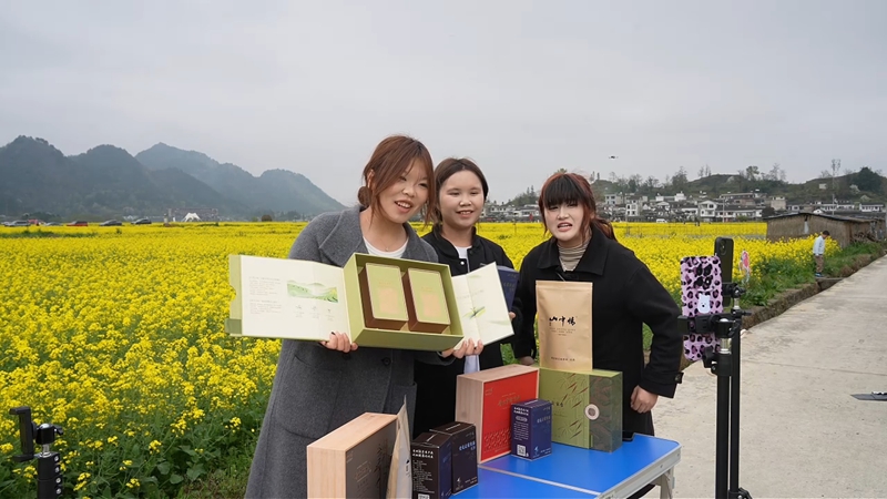 3月21日，贵定县金海雪山景区内，该县邀请电商专业院校师生现场直播带货，为乡村振兴注入数字新动能。图为贵州电子商务职业技术学院学生正在进行直播带货。 (3).jpg