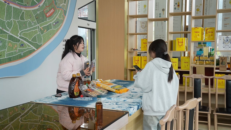 3月21日，贵定县金海雪山景区内，该县邀请电商专业院校师生现场直播带货，为乡村振兴注入数字新动能。图为贵州电子商务职业技术学院学生正在进行直播带货。 (2).jpg