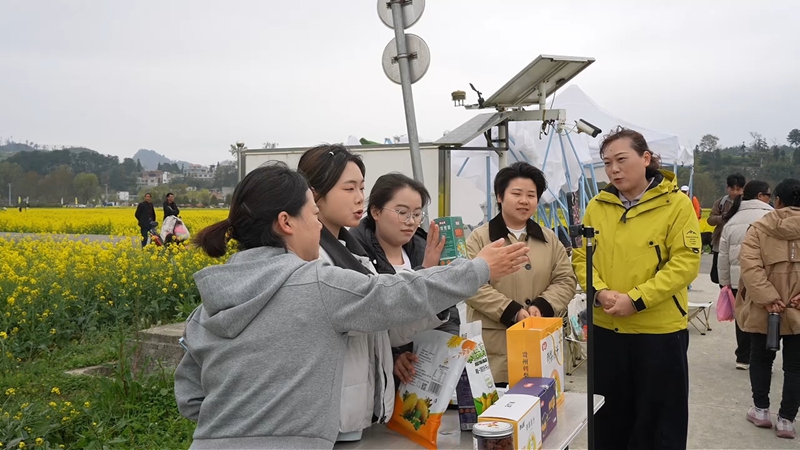 3月21日，贵定县金海雪山景区内，该县邀请电商专业院校师生现场直播带货，为乡村振兴注入数字新动能。图为贵州电子商务职业技术学院老师正在指导学生直播带货。.jpg