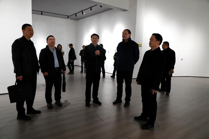 参观非遗展馆筹建场地。