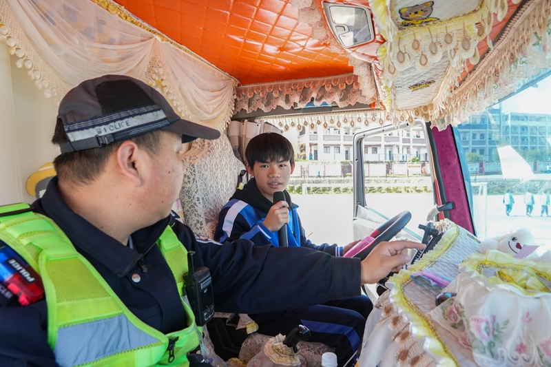 2026年3月30日，贵州省毕节市纳雍县第六中学，学生在县公安局交通管理大队交警的引导下，体验大货车视觉盲区。 