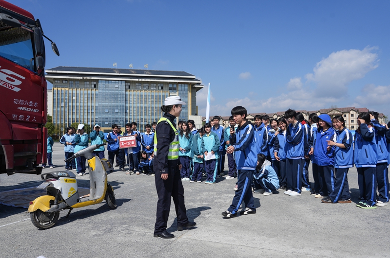2026年3月30日，贵州省毕节市纳雍县第六中学，学生在分享体验大货车视觉盲区感受。