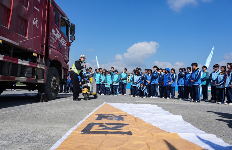 2026年3月30日，贵州省毕节市纳雍县第六中学，县公安局交通管理大队交警在给学生讲解骑共享电动车时，如何避开大货车视觉盲区。