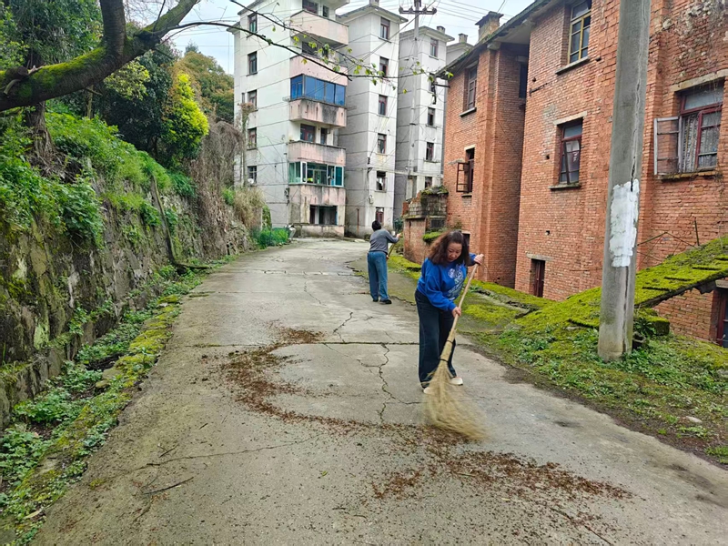 清扫社区主干道.jpg